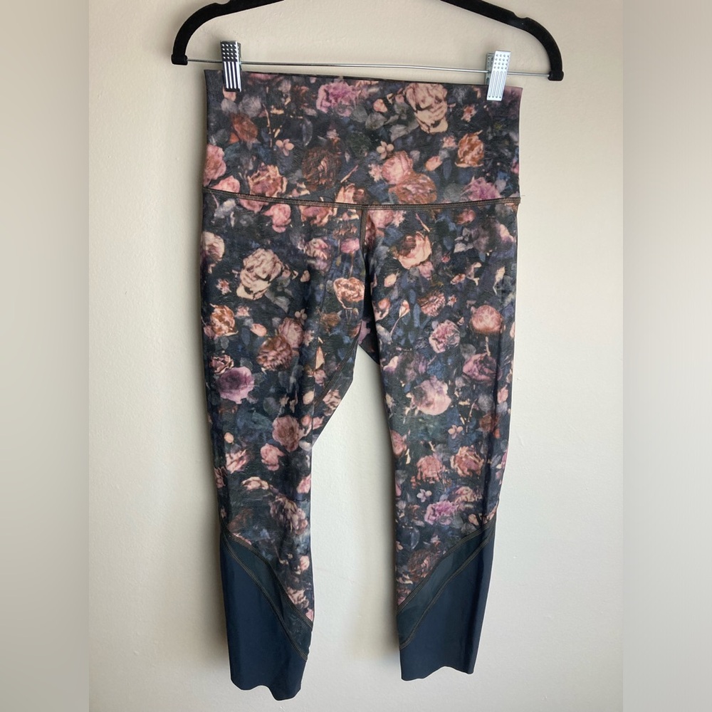 LULULEMON Wunder Under  Crop II Scallop Luxtreme Frosted Rose Size 8 Leggings